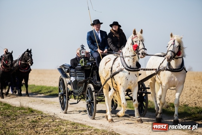 Zdjęcie w galerii na portalu naszraciborz.pl: Sudolskie radosne rajtowanie, czyli z Jezusem Zmartwychwstałym przez pola wiadomości z regionu
