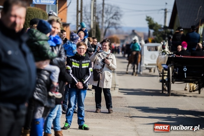 Zdjęcie w galerii na portalu naszraciborz.pl: Sudolskie radosne rajtowanie, czyli z Jezusem Zmartwychwstałym przez pola wiadomości z regionu