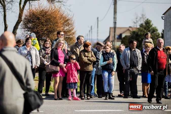 Zdjęcie w galerii na portalu naszraciborz.pl: Sudolskie radosne rajtowanie, czyli z Jezusem Zmartwychwstałym przez pola wiadomości z regionu