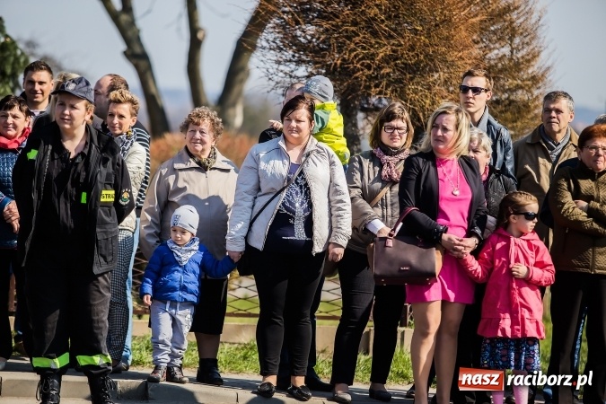 Zdjęcie w galerii na portalu naszraciborz.pl: Sudolskie radosne rajtowanie, czyli z Jezusem Zmartwychwstałym przez pola wiadomości z regionu