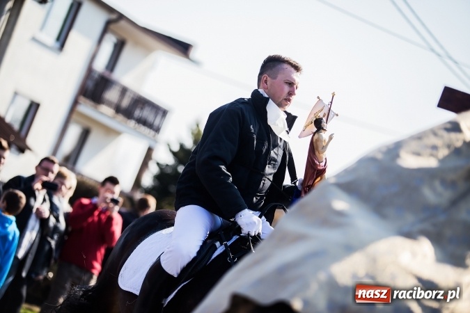 Zdjęcie w galerii na portalu naszraciborz.pl: Sudolskie radosne rajtowanie, czyli z Jezusem Zmartwychwstałym przez pola wiadomości z regionu