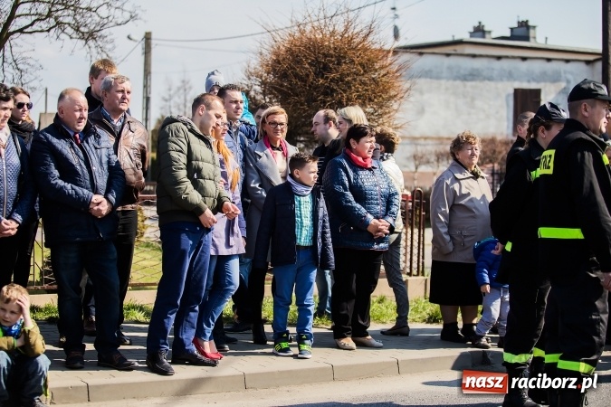 Zdjęcie w galerii na portalu naszraciborz.pl: Sudolskie radosne rajtowanie, czyli z Jezusem Zmartwychwstałym przez pola wiadomości z regionu