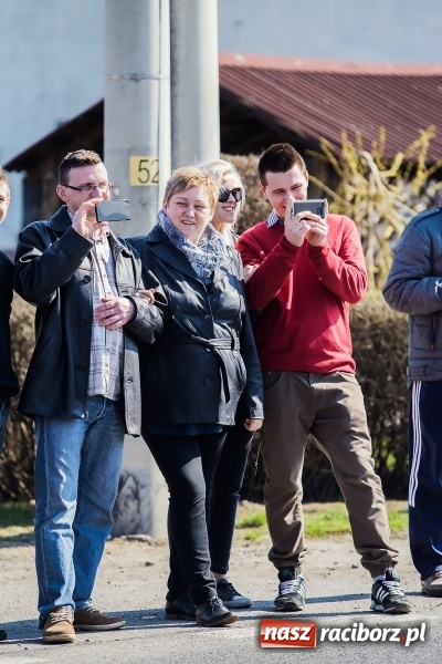 Zdjęcie w galerii na portalu naszraciborz.pl: Sudolskie radosne rajtowanie, czyli z Jezusem Zmartwychwstałym przez pola wiadomości z regionu