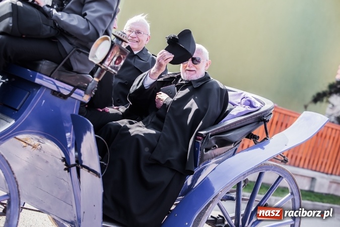 Zdjęcie w galerii na portalu naszraciborz.pl: Sudolskie radosne rajtowanie, czyli z Jezusem Zmartwychwstałym przez pola wiadomości z regionu