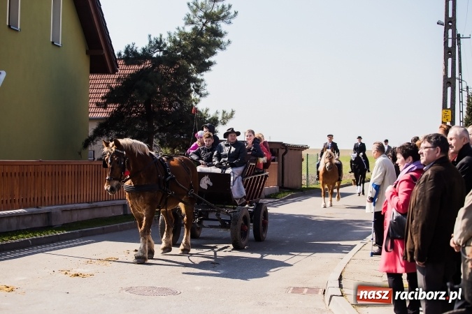 Zdjęcie w galerii na portalu naszraciborz.pl: Sudolskie radosne rajtowanie, czyli z Jezusem Zmartwychwstałym przez pola wiadomości z regionu