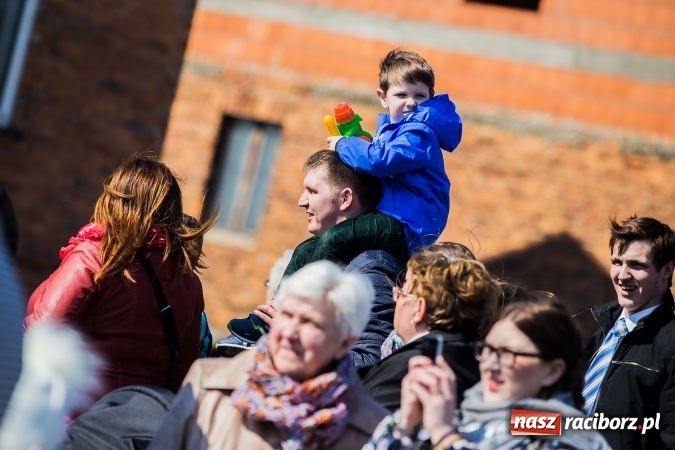 Zdjęcie w galerii na portalu naszraciborz.pl: Sudolskie radosne rajtowanie, czyli z Jezusem Zmartwychwstałym przez pola wiadomości z regionu
