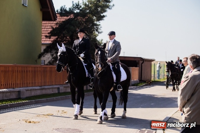 Zdjęcie w galerii na portalu naszraciborz.pl: Sudolskie radosne rajtowanie, czyli z Jezusem Zmartwychwstałym przez pola wiadomości z regionu