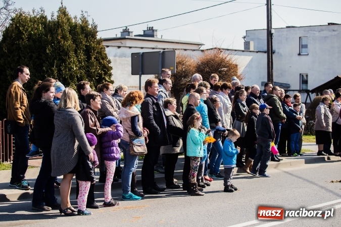 Zdjęcie w galerii na portalu naszraciborz.pl: Sudolskie radosne rajtowanie, czyli z Jezusem Zmartwychwstałym przez pola wiadomości z regionu