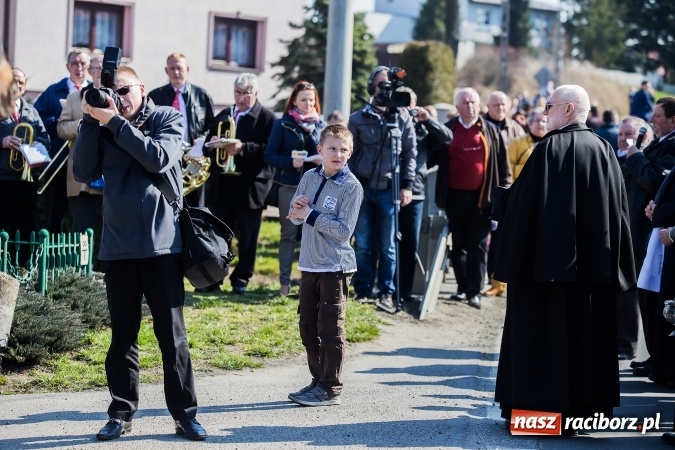Zdjęcie w galerii na portalu naszraciborz.pl: Sudolskie radosne rajtowanie, czyli z Jezusem Zmartwychwstałym przez pola wiadomości z regionu