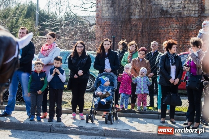 Zdjęcie w galerii na portalu naszraciborz.pl: Sudolskie radosne rajtowanie, czyli z Jezusem Zmartwychwstałym przez pola wiadomości z regionu