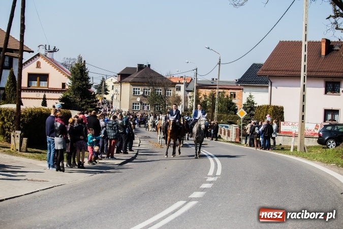 Zdjęcie w galerii na portalu naszraciborz.pl: Sudolskie radosne rajtowanie, czyli z Jezusem Zmartwychwstałym przez pola wiadomości z regionu