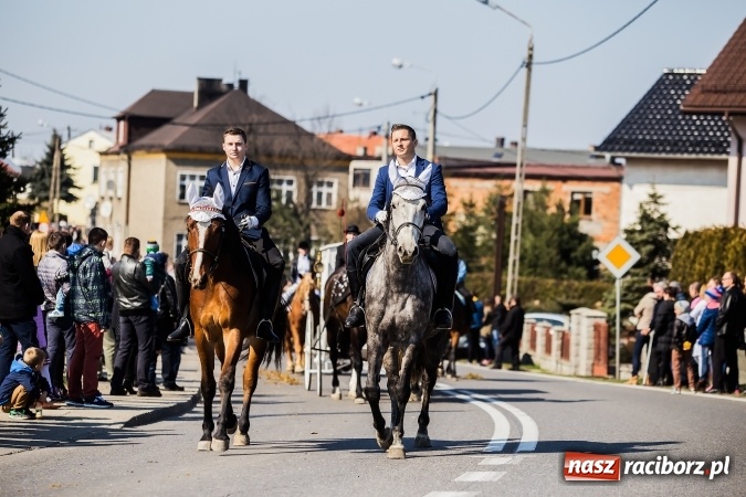 Zdjęcie w galerii na portalu naszraciborz.pl: Sudolskie radosne rajtowanie, czyli z Jezusem Zmartwychwstałym przez pola wiadomości z regionu