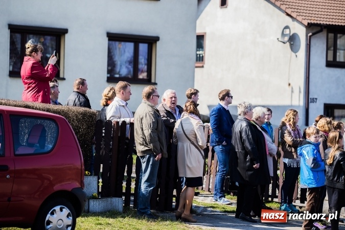 Zdjęcie w galerii na portalu naszraciborz.pl: Sudolskie radosne rajtowanie, czyli z Jezusem Zmartwychwstałym przez pola wiadomości z regionu