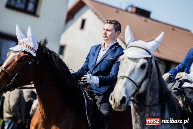 Zdjęcie w galerii na portalu naszraciborz.pl: Sudolskie radosne rajtowanie, czyli z Jezusem Zmartwychwstałym przez pola wiadomości z regionu