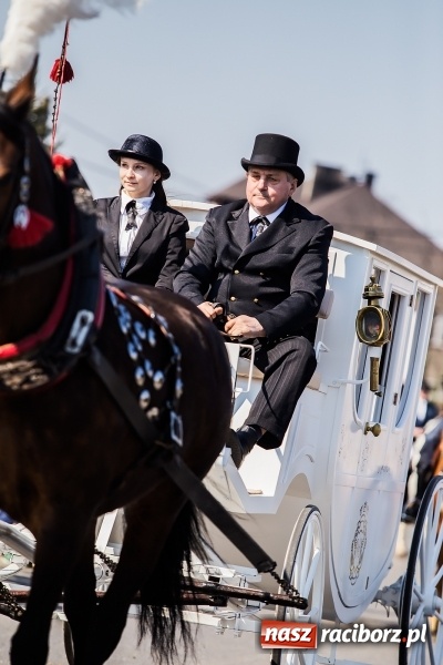 Zdjęcie w galerii na portalu naszraciborz.pl: Sudolskie radosne rajtowanie, czyli z Jezusem Zmartwychwstałym przez pola wiadomości z regionu