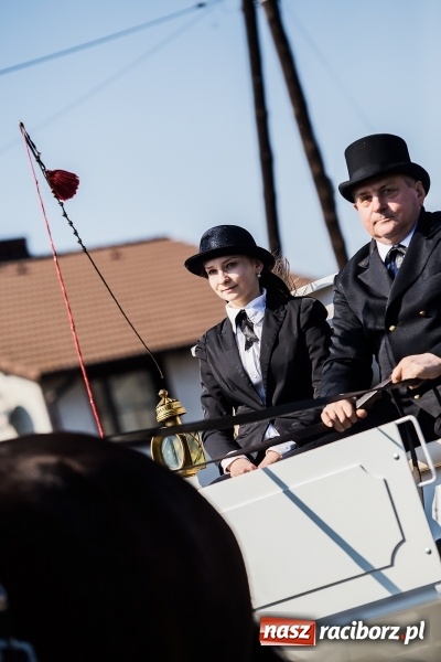 Zdjęcie w galerii na portalu naszraciborz.pl: Sudolskie radosne rajtowanie, czyli z Jezusem Zmartwychwstałym przez pola wiadomości z regionu
