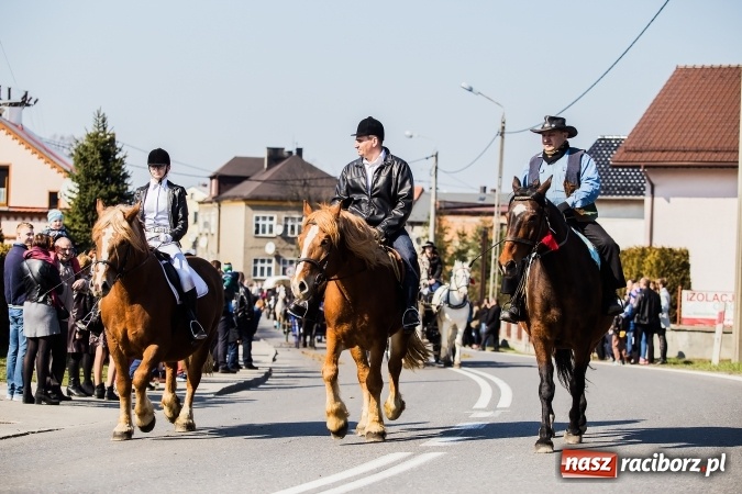 Zdjęcie w galerii na portalu naszraciborz.pl: Sudolskie radosne rajtowanie, czyli z Jezusem Zmartwychwstałym przez pola wiadomości z regionu