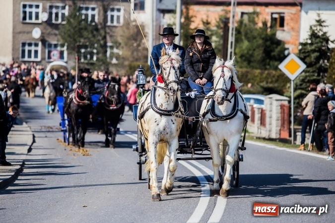 Zdjęcie w galerii na portalu naszraciborz.pl: Sudolskie radosne rajtowanie, czyli z Jezusem Zmartwychwstałym przez pola wiadomości z regionu