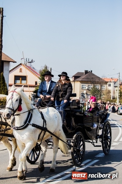 Zdjęcie w galerii na portalu naszraciborz.pl: Sudolskie radosne rajtowanie, czyli z Jezusem Zmartwychwstałym przez pola wiadomości z regionu