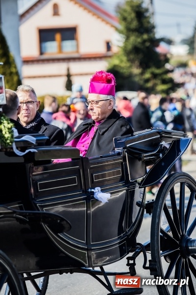 Zdjęcie w galerii na portalu naszraciborz.pl: Sudolskie radosne rajtowanie, czyli z Jezusem Zmartwychwstałym przez pola wiadomości z regionu