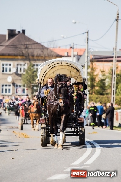 Zdjęcie w galerii na portalu naszraciborz.pl: Sudolskie radosne rajtowanie, czyli z Jezusem Zmartwychwstałym przez pola wiadomości z regionu