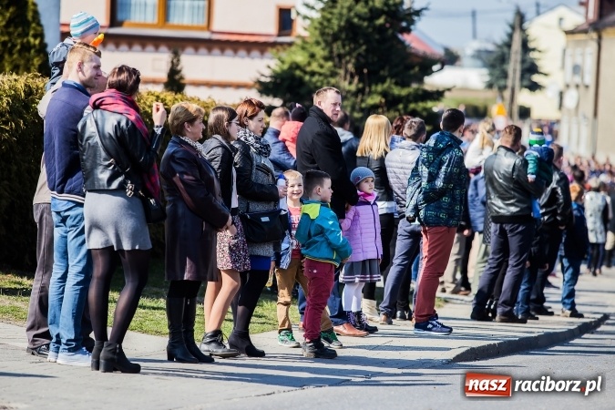 Zdjęcie w galerii na portalu naszraciborz.pl: Sudolskie radosne rajtowanie, czyli z Jezusem Zmartwychwstałym przez pola wiadomości z regionu