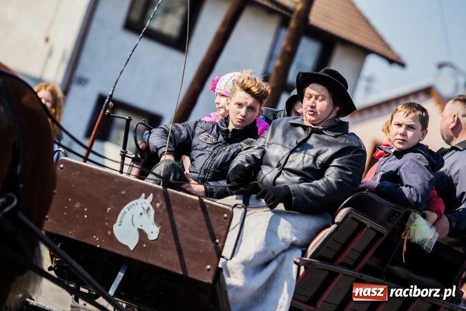 Zdjęcie w galerii na portalu naszraciborz.pl: Sudolskie radosne rajtowanie, czyli z Jezusem Zmartwychwstałym przez pola wiadomości z regionu