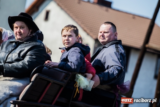 Zdjęcie w galerii na portalu naszraciborz.pl: Sudolskie radosne rajtowanie, czyli z Jezusem Zmartwychwstałym przez pola wiadomości z regionu