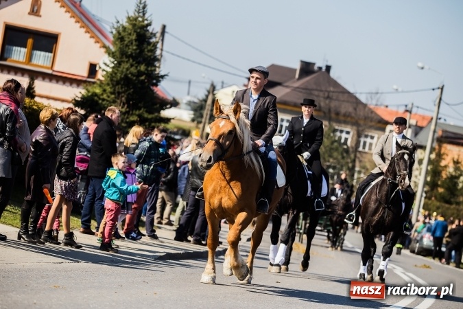 Zdjęcie w galerii na portalu naszraciborz.pl: Sudolskie radosne rajtowanie, czyli z Jezusem Zmartwychwstałym przez pola wiadomości z regionu
