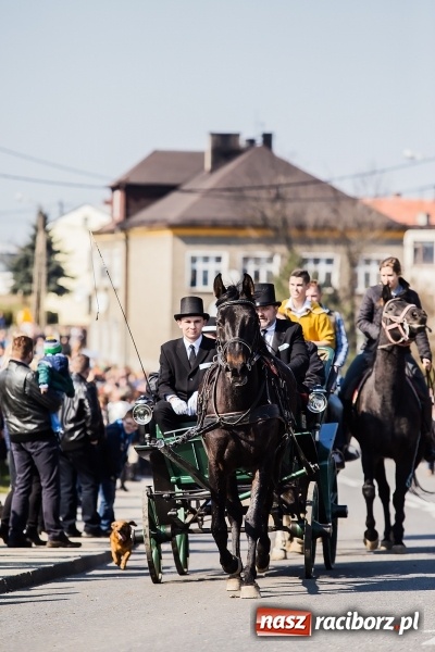 Zdjęcie w galerii na portalu naszraciborz.pl: Sudolskie radosne rajtowanie, czyli z Jezusem Zmartwychwstałym przez pola wiadomości z regionu
