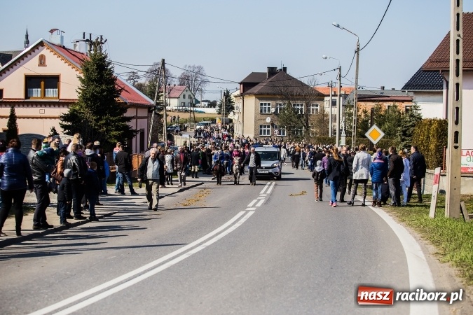 Zdjęcie w galerii na portalu naszraciborz.pl: Sudolskie radosne rajtowanie, czyli z Jezusem Zmartwychwstałym przez pola wiadomości z regionu