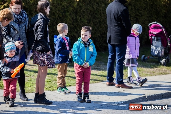 Zdjęcie w galerii na portalu naszraciborz.pl: Sudolskie radosne rajtowanie, czyli z Jezusem Zmartwychwstałym przez pola wiadomości z regionu