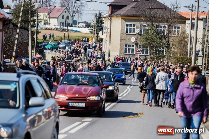 Zdjęcie w galerii na portalu naszraciborz.pl: Sudolskie radosne rajtowanie, czyli z Jezusem Zmartwychwstałym przez pola wiadomości z regionu
