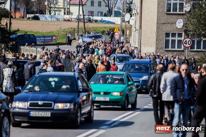 Zdjęcie w galerii na portalu naszraciborz.pl: Sudolskie radosne rajtowanie, czyli z Jezusem Zmartwychwstałym przez pola wiadomości z regionu