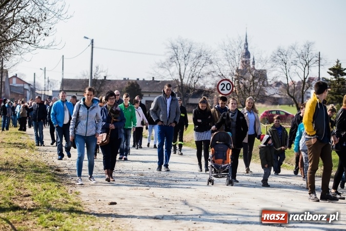 Zdjęcie w galerii na portalu naszraciborz.pl: Sudolskie radosne rajtowanie, czyli z Jezusem Zmartwychwstałym przez pola wiadomości z regionu