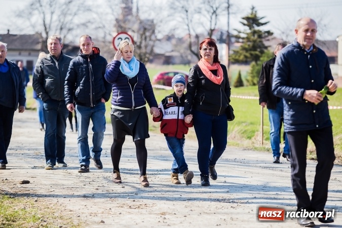 Zdjęcie w galerii na portalu naszraciborz.pl: Sudolskie radosne rajtowanie, czyli z Jezusem Zmartwychwstałym przez pola wiadomości z regionu