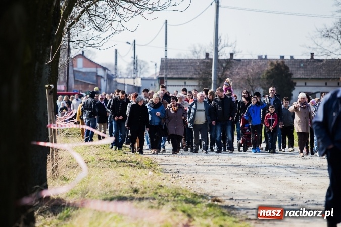 Zdjęcie w galerii na portalu naszraciborz.pl: Sudolskie radosne rajtowanie, czyli z Jezusem Zmartwychwstałym przez pola wiadomości z regionu