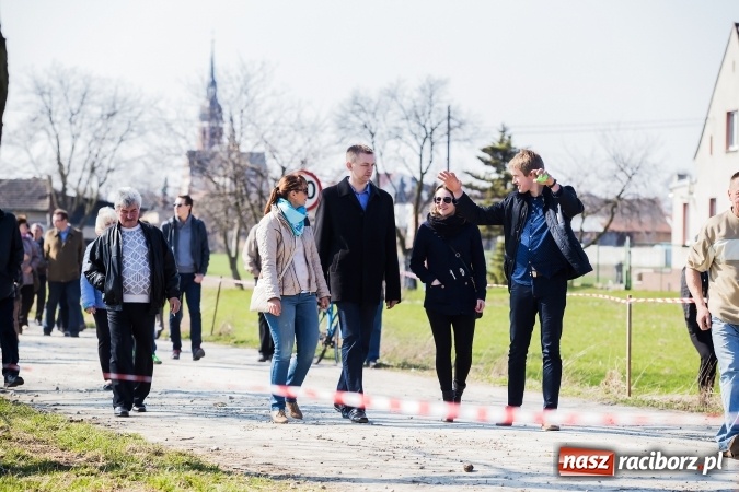 Zdjęcie w galerii na portalu naszraciborz.pl: Sudolskie radosne rajtowanie, czyli z Jezusem Zmartwychwstałym przez pola wiadomości z regionu