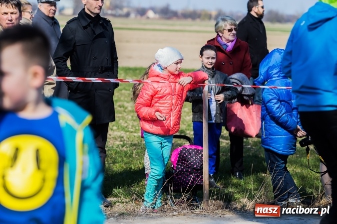 Zdjęcie w galerii na portalu naszraciborz.pl: Sudolskie radosne rajtowanie, czyli z Jezusem Zmartwychwstałym przez pola wiadomości z regionu