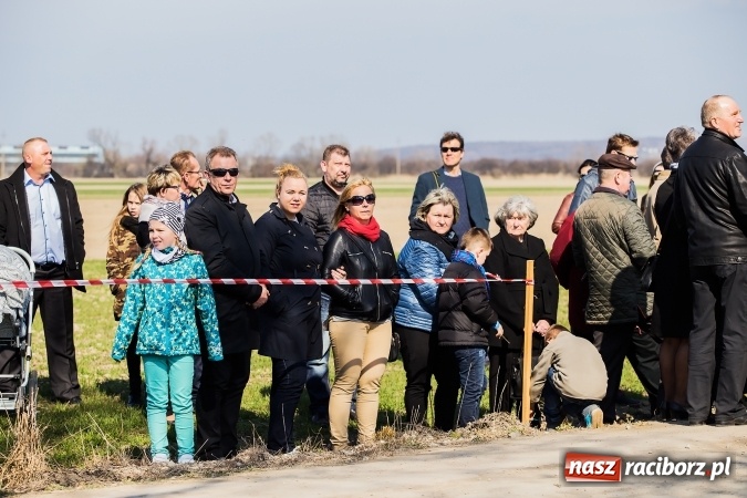 Zdjęcie w galerii na portalu naszraciborz.pl: Sudolskie radosne rajtowanie, czyli z Jezusem Zmartwychwstałym przez pola wiadomości z regionu