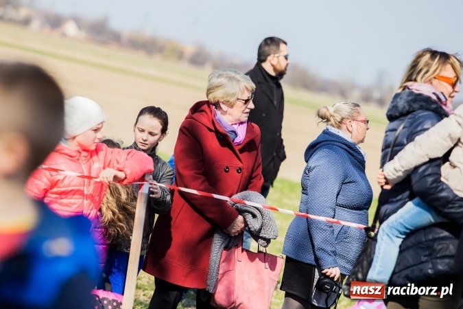 Zdjęcie w galerii na portalu naszraciborz.pl: Sudolskie radosne rajtowanie, czyli z Jezusem Zmartwychwstałym przez pola wiadomości z regionu
