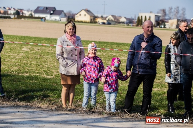 Zdjęcie w galerii na portalu naszraciborz.pl: Sudolskie radosne rajtowanie, czyli z Jezusem Zmartwychwstałym przez pola wiadomości z regionu
