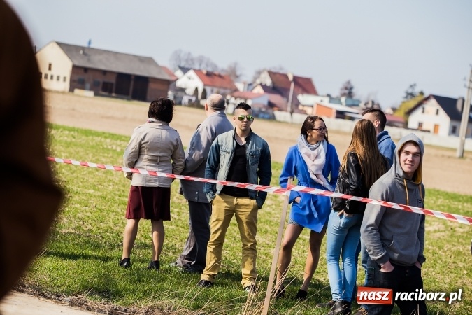 Zdjęcie w galerii na portalu naszraciborz.pl: Sudolskie radosne rajtowanie, czyli z Jezusem Zmartwychwstałym przez pola wiadomości z regionu