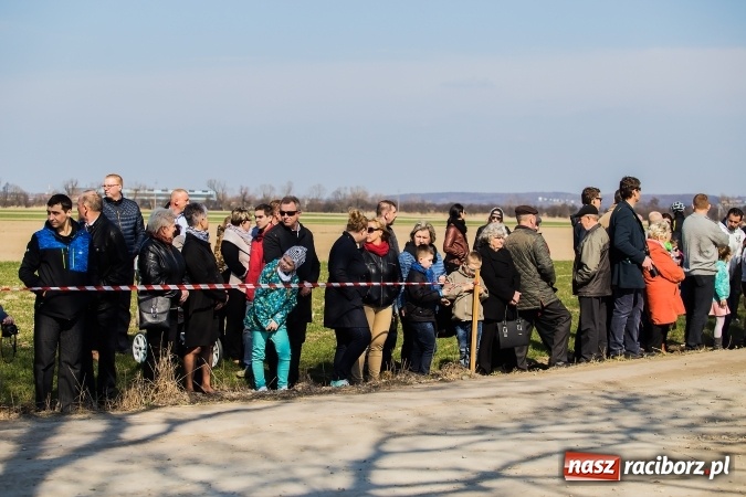 Zdjęcie w galerii na portalu naszraciborz.pl: Sudolskie radosne rajtowanie, czyli z Jezusem Zmartwychwstałym przez pola wiadomości z regionu