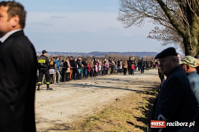 Zdjęcie w galerii na portalu naszraciborz.pl: Sudolskie radosne rajtowanie, czyli z Jezusem Zmartwychwstałym przez pola wiadomości z regionu