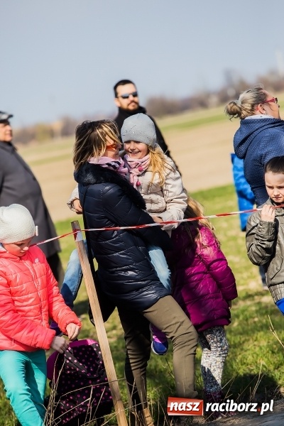 Zdjęcie w galerii na portalu naszraciborz.pl: Sudolskie radosne rajtowanie, czyli z Jezusem Zmartwychwstałym przez pola wiadomości z regionu