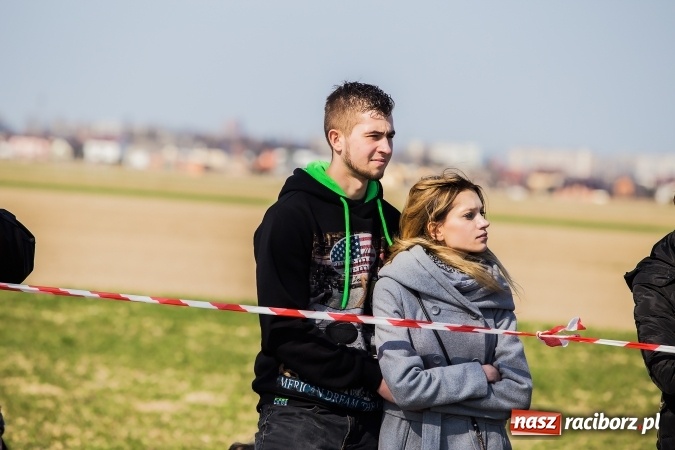 Zdjęcie w galerii na portalu naszraciborz.pl: Sudolskie radosne rajtowanie, czyli z Jezusem Zmartwychwstałym przez pola wiadomości z regionu