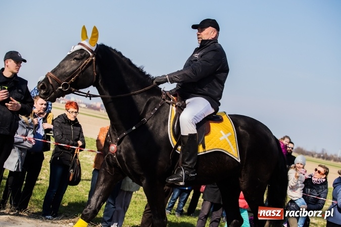Zdjęcie w galerii na portalu naszraciborz.pl: Sudolskie radosne rajtowanie, czyli z Jezusem Zmartwychwstałym przez pola wiadomości z regionu