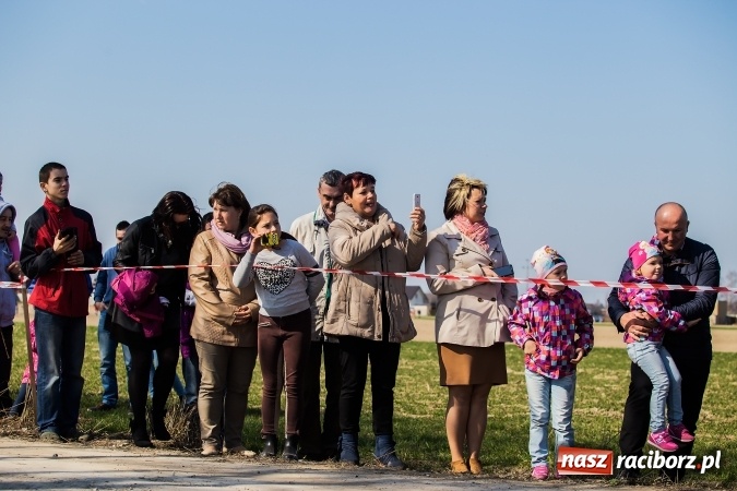 Zdjęcie w galerii na portalu naszraciborz.pl: Sudolskie radosne rajtowanie, czyli z Jezusem Zmartwychwstałym przez pola wiadomości z regionu