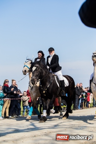 Zdjęcie w galerii na portalu naszraciborz.pl: Sudolskie radosne rajtowanie, czyli z Jezusem Zmartwychwstałym przez pola wiadomości z regionu